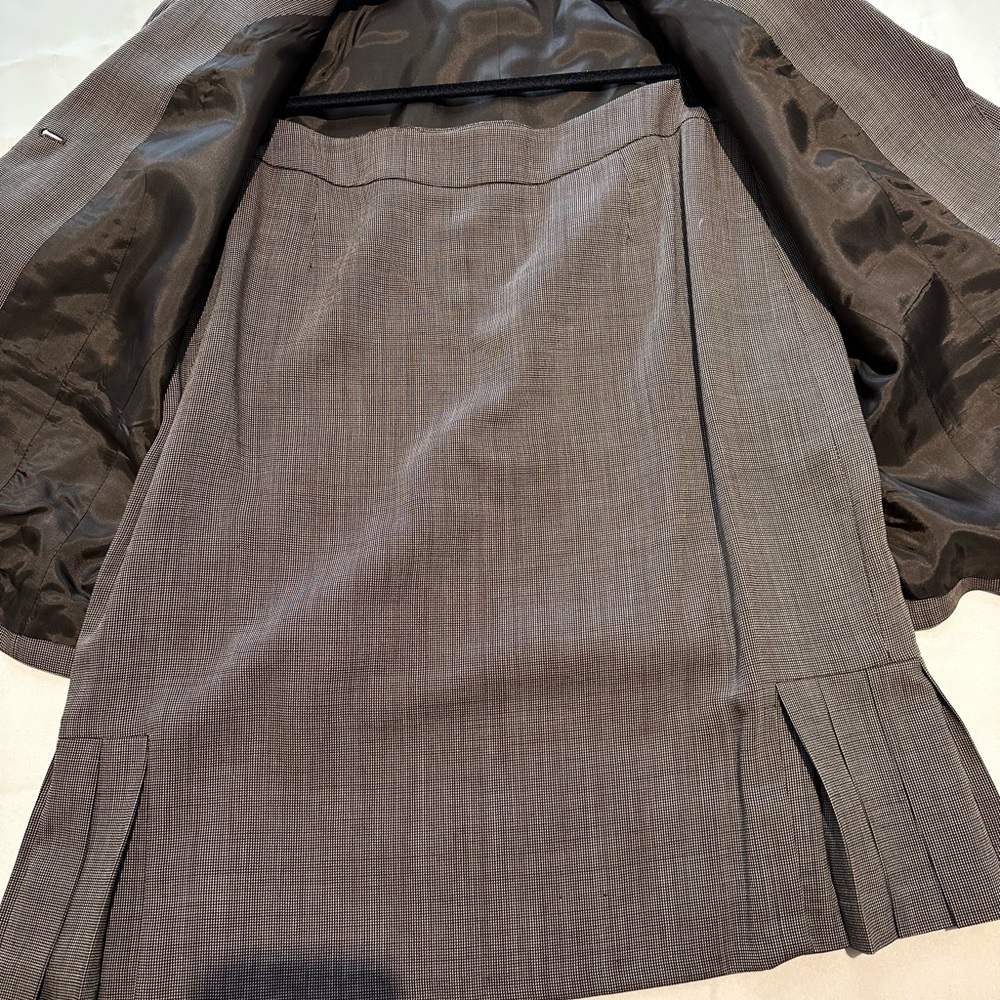 Suit - Picture 8 of 11